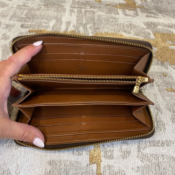 Louis Vuitton Monogram Zippy Wallet - Picture 7 of 11